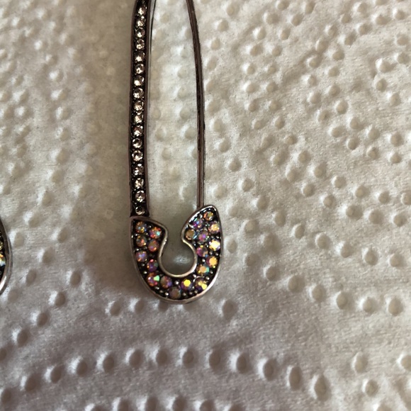 💕🎀💕SIMPLY OBSESSED🎀💕🎀 (DESIGNER INSPIRED)SAFETY PIN EARRINGS. - Picture 2 of 5